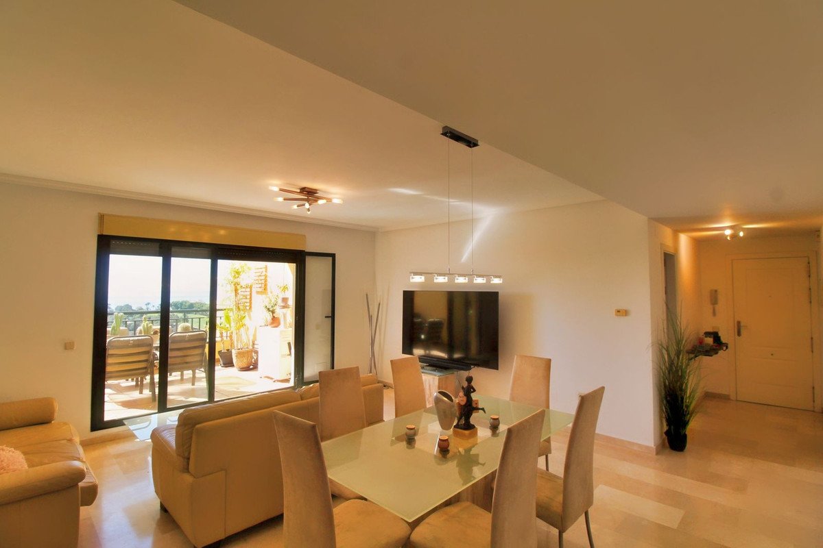 2 Bed Middle Floor Apartment in Torrequebrada