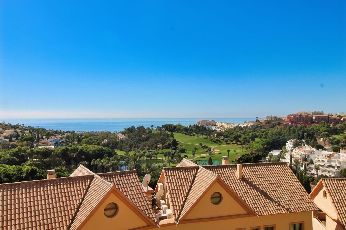 2 Bed Middle Floor Apartment in Torrequebrada