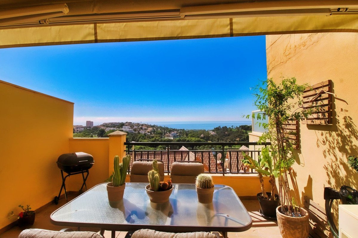 2 Bed Middle Floor Apartment in Torrequebrada
