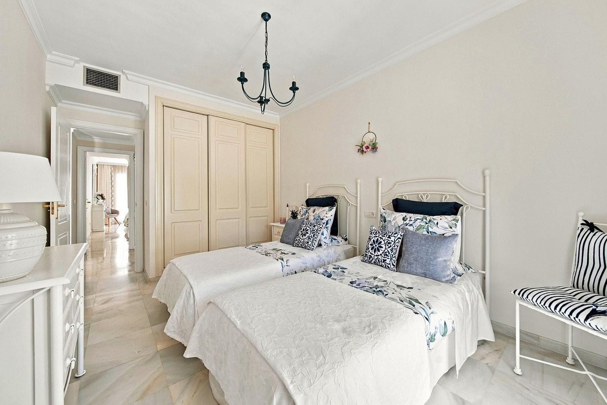 2 Bed Top Floor Apartment in Nueva Andalucía