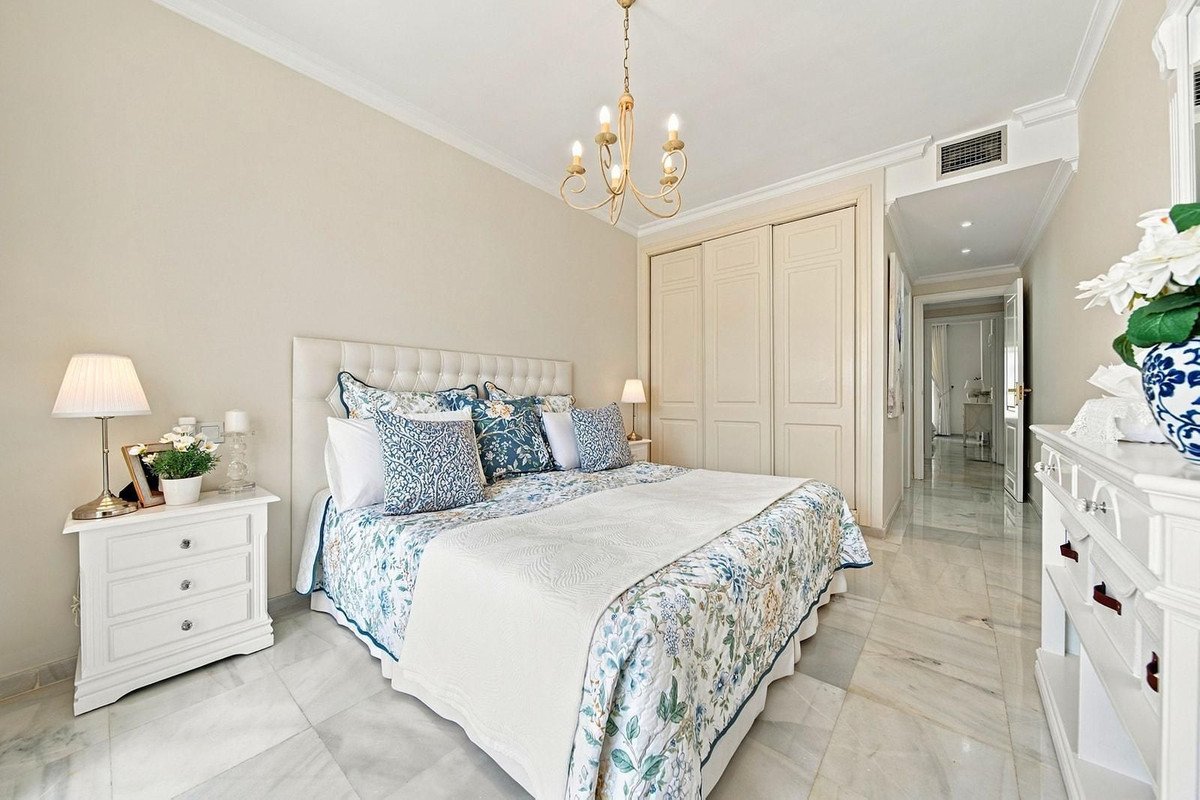 2 Bed Top Floor Apartment in Nueva Andalucía