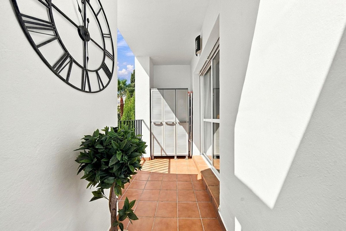 2 Bed Top Floor Apartment in Nueva Andalucía