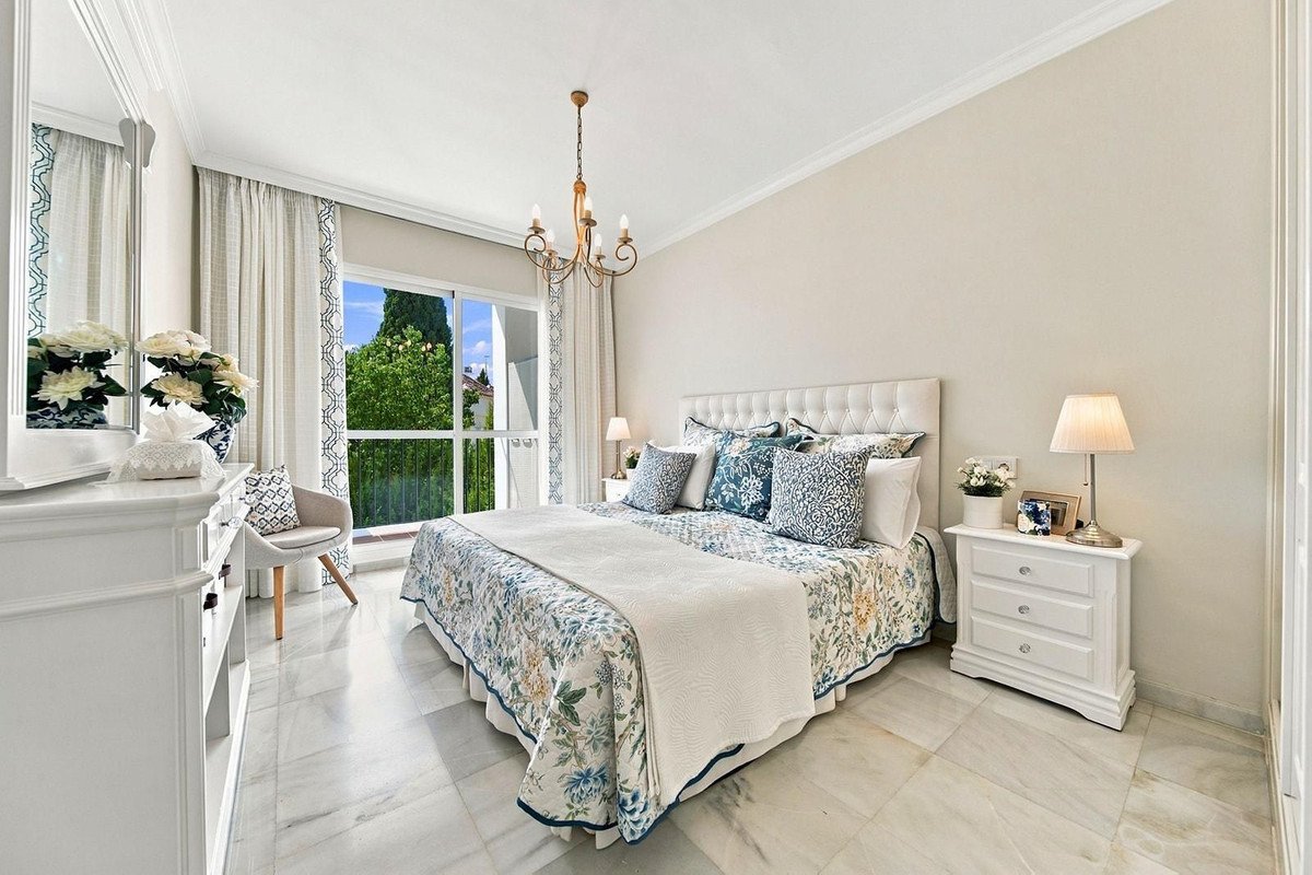 2 Bed Top Floor Apartment in Nueva Andalucía