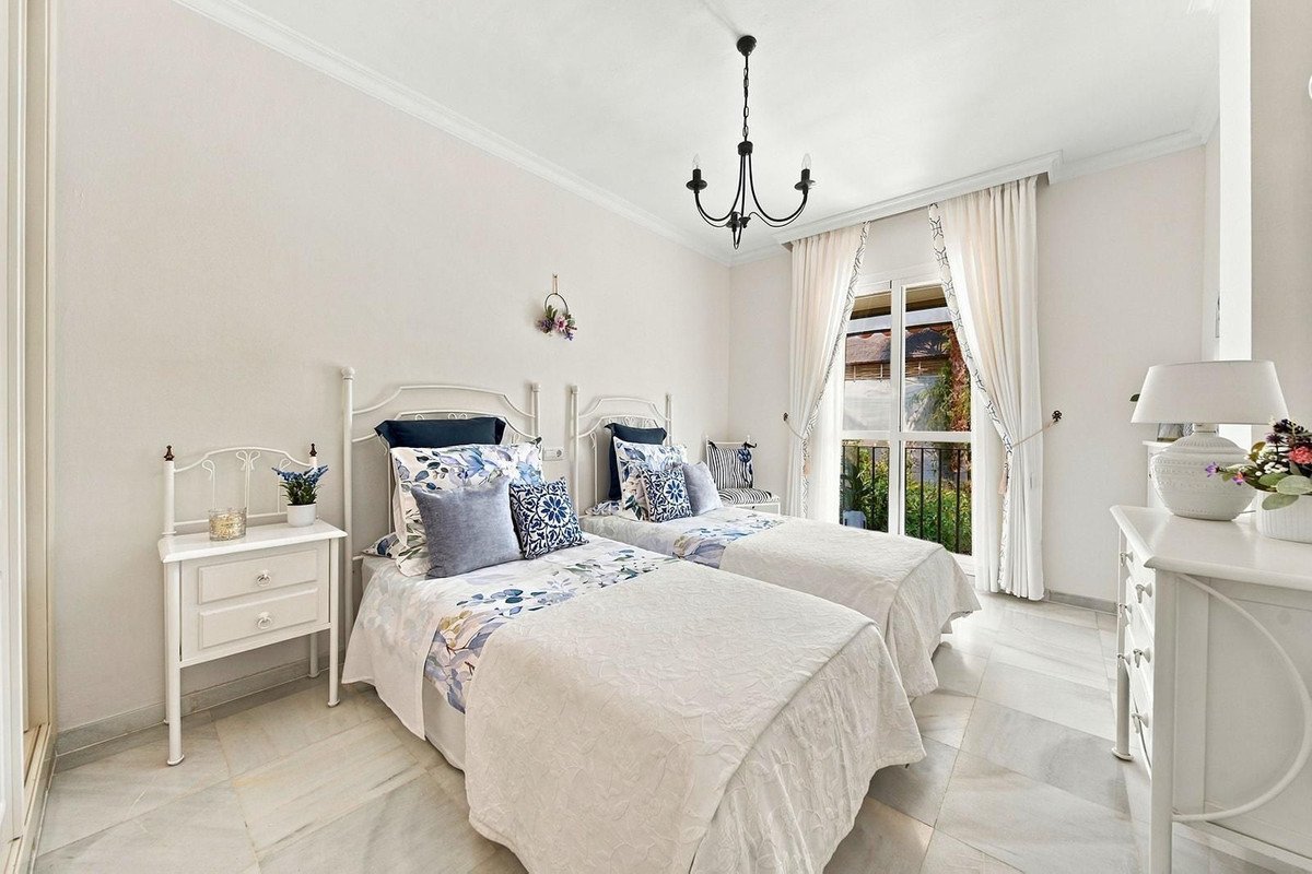 2 Bed Top Floor Apartment in Nueva Andalucía