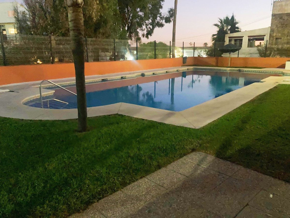 2 Bed Top Floor Apartment in La Duquesa