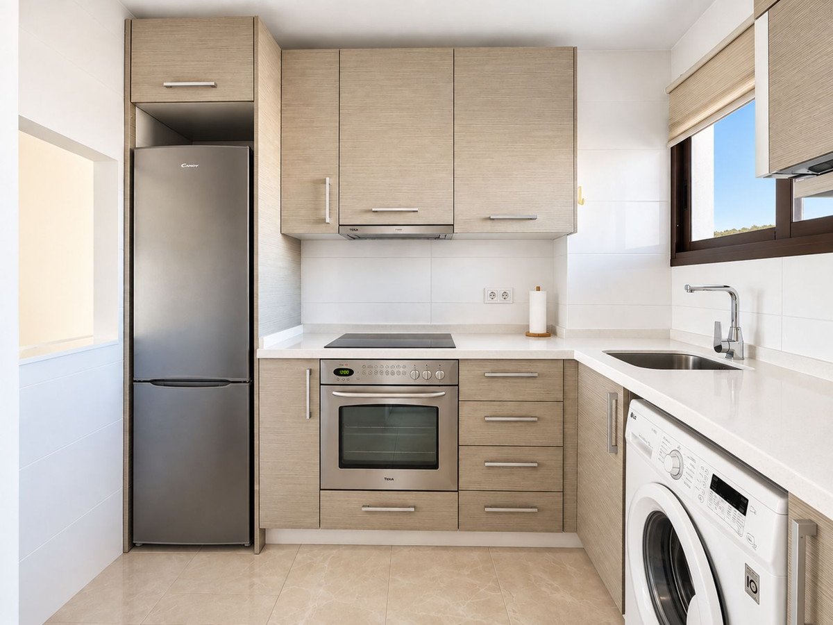 1 Bed Middle Floor Apartment in The Golden Mile