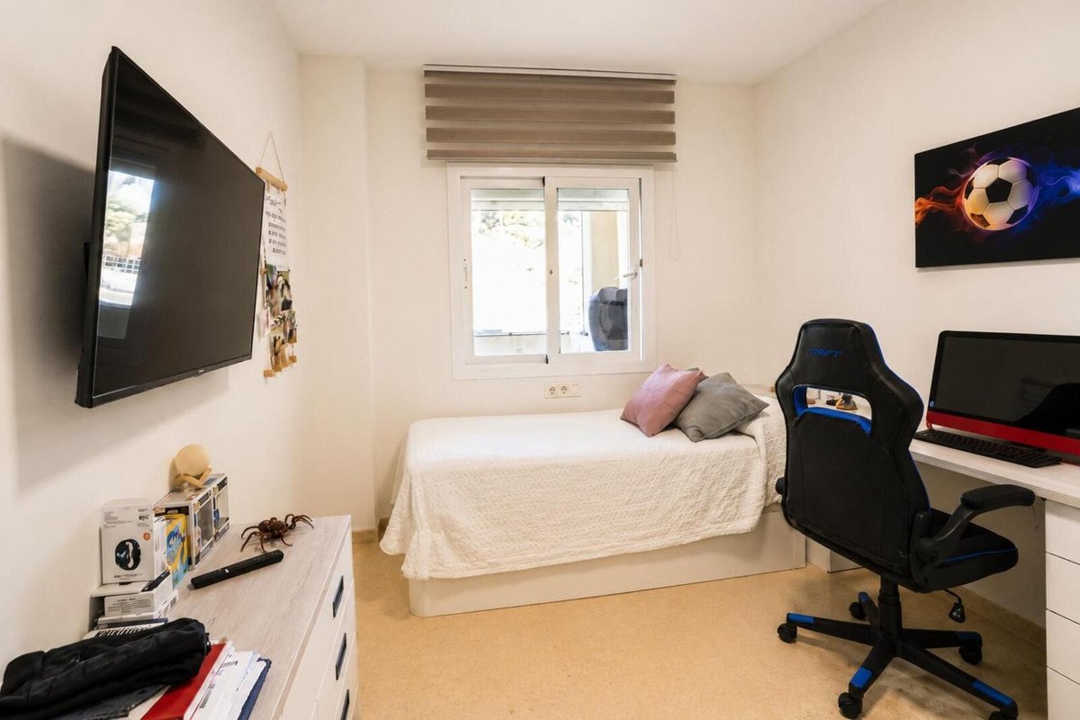 2 Bed Middle Floor Apartment in Elviria