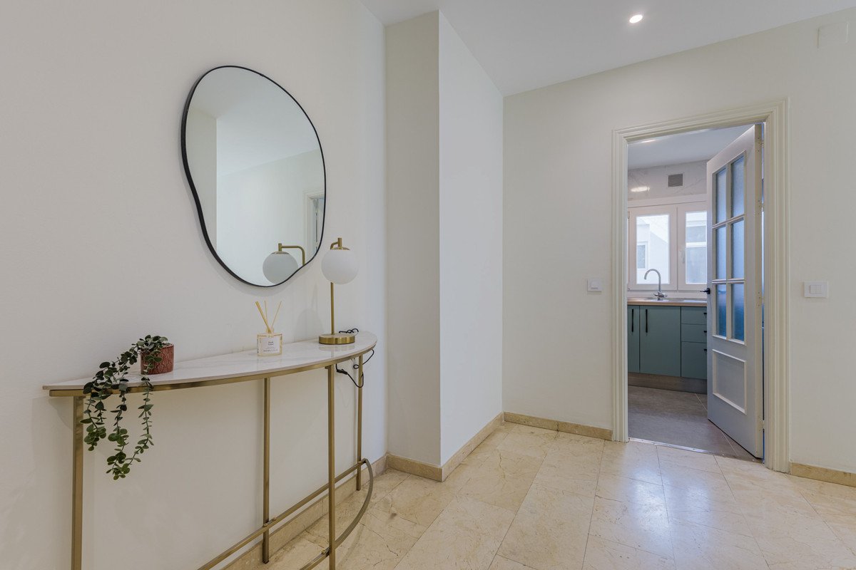 3 Bed Middle Floor Apartment in Centro Histórico