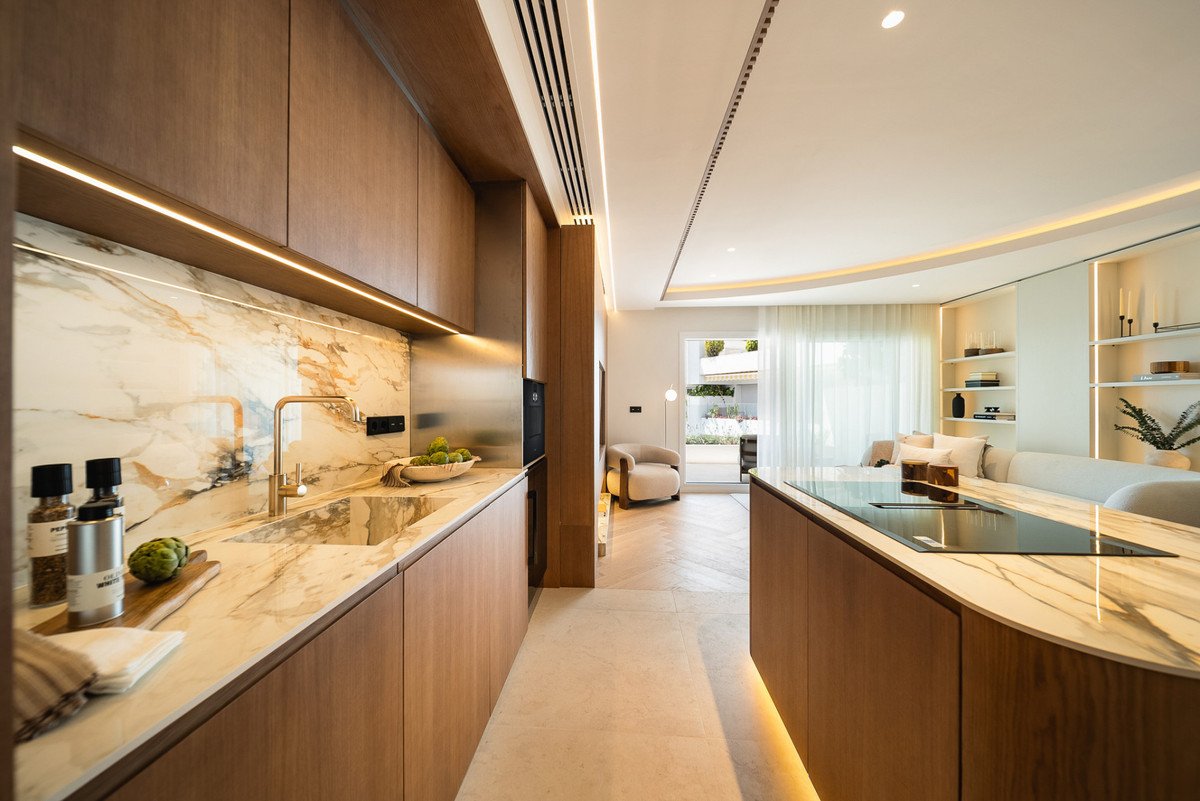 3 Bed Middle Floor Apartment in The Golden Mile