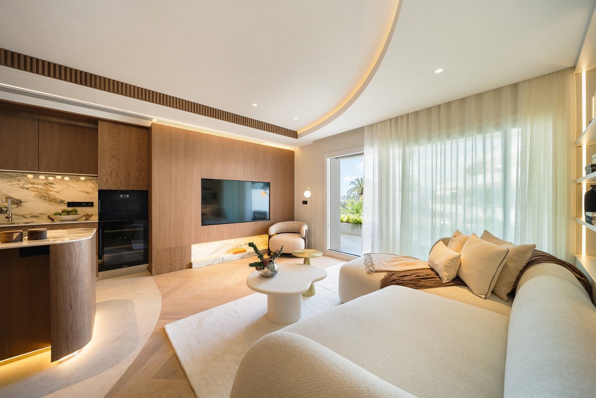 3 Bed Middle Floor Apartment in The Golden Mile