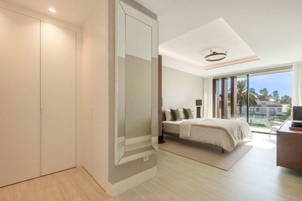 2 Bed Middle Floor Apartment in Estepona