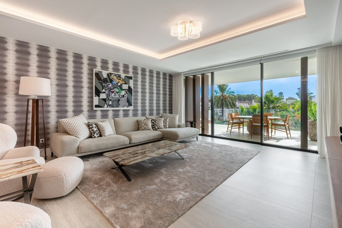 2 Bed Middle Floor Apartment in Estepona