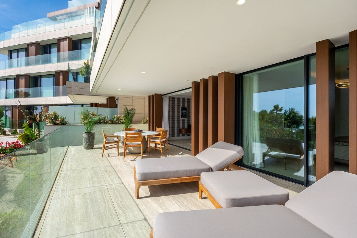 2 Bed Middle Floor Apartment in Estepona