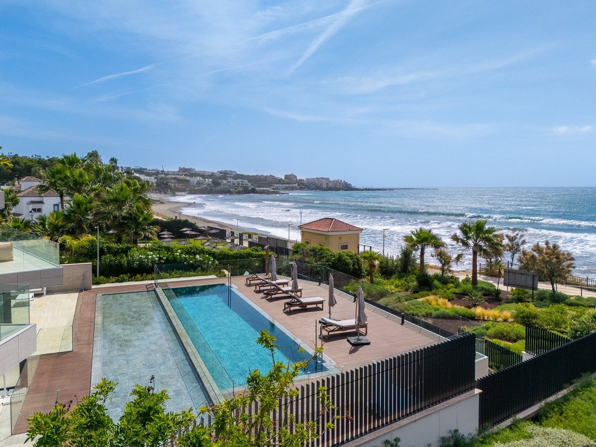 2 Bed Middle Floor Apartment in Estepona