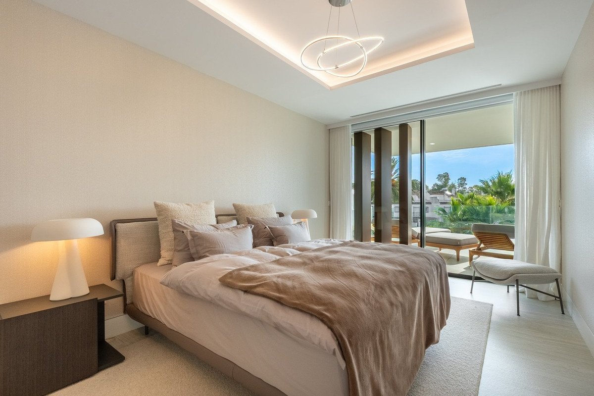 2 Bed Middle Floor Apartment in Estepona