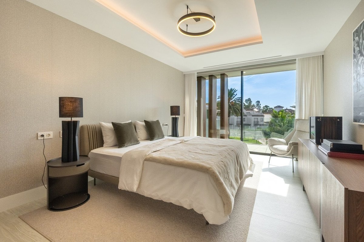 2 Bed Middle Floor Apartment in Estepona