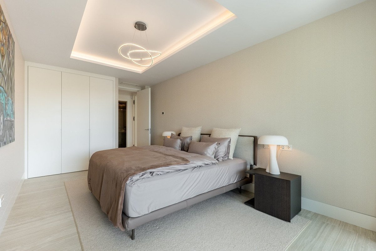 2 Bed Middle Floor Apartment in Estepona