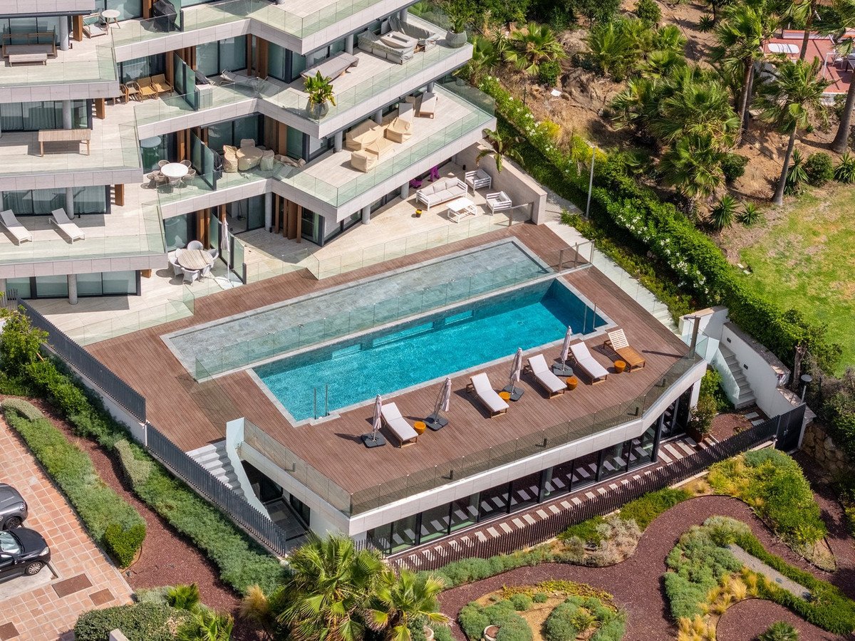 2 Bed Middle Floor Apartment in Estepona