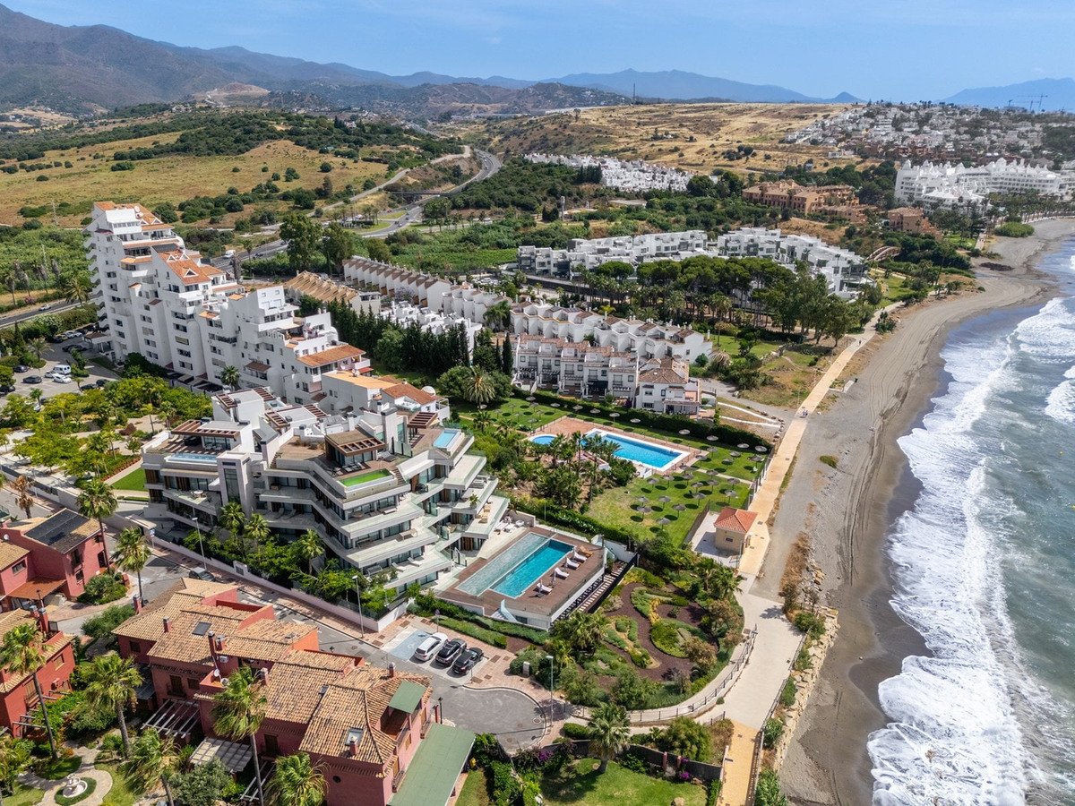 2 Bed Middle Floor Apartment in Estepona