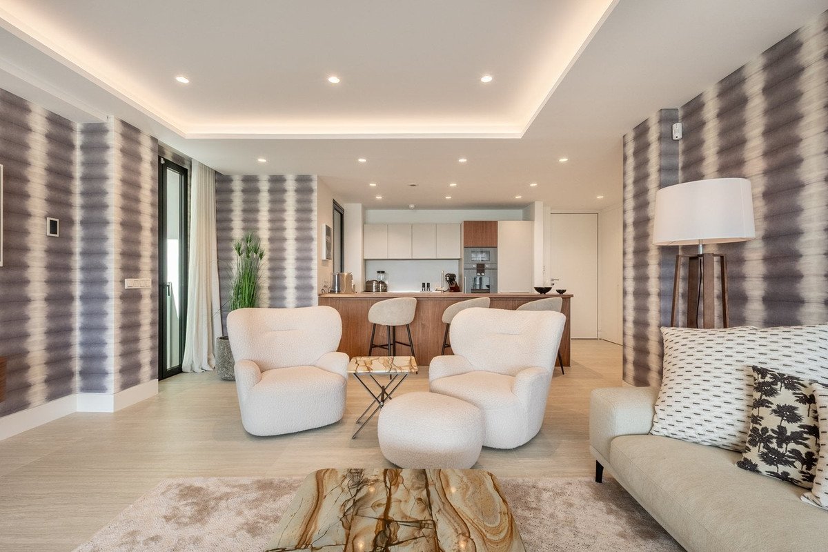 2 Bed Middle Floor Apartment in Estepona