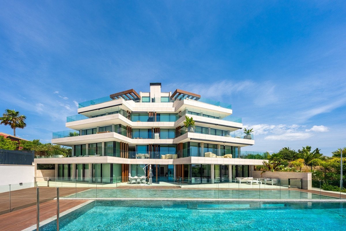 2 Bed Middle Floor Apartment in Estepona