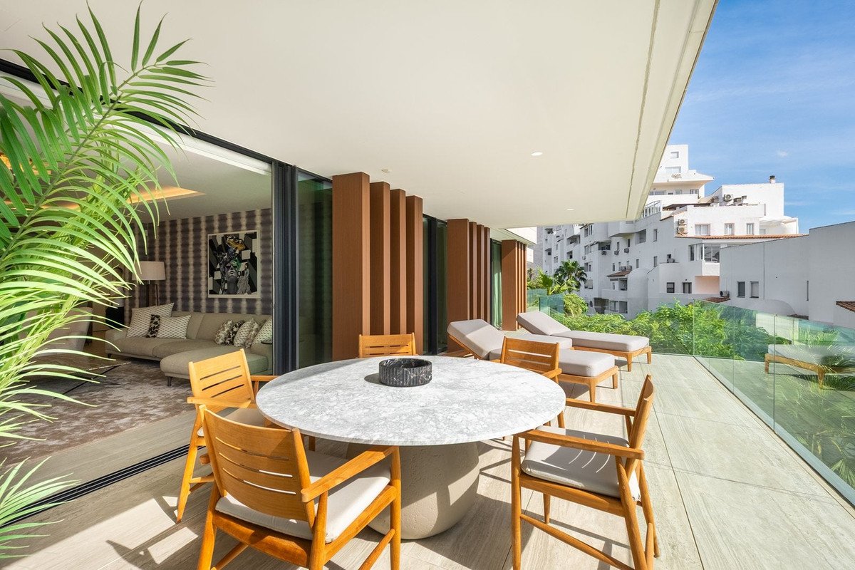 2 Bed Middle Floor Apartment in Estepona