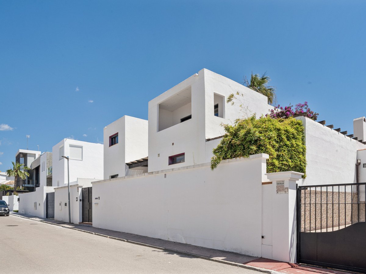 6 Bed Detached Villa in Nueva Andalucía