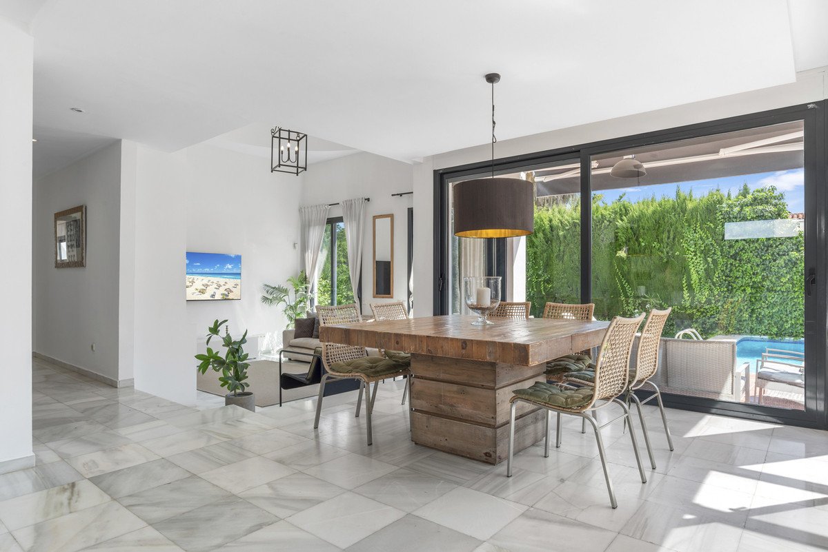 6 Bed Detached Villa in Nueva Andalucía