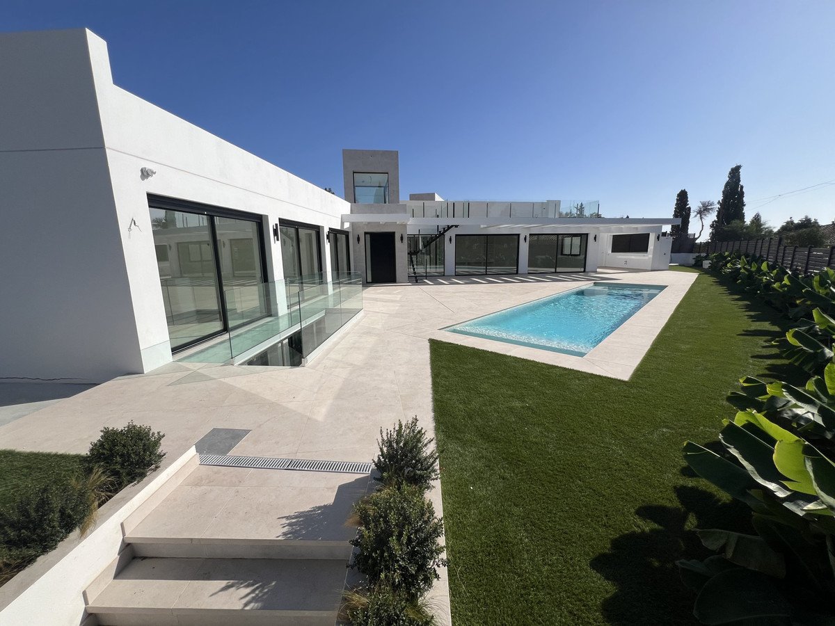 5 Bed Detached Villa in El Chaparral