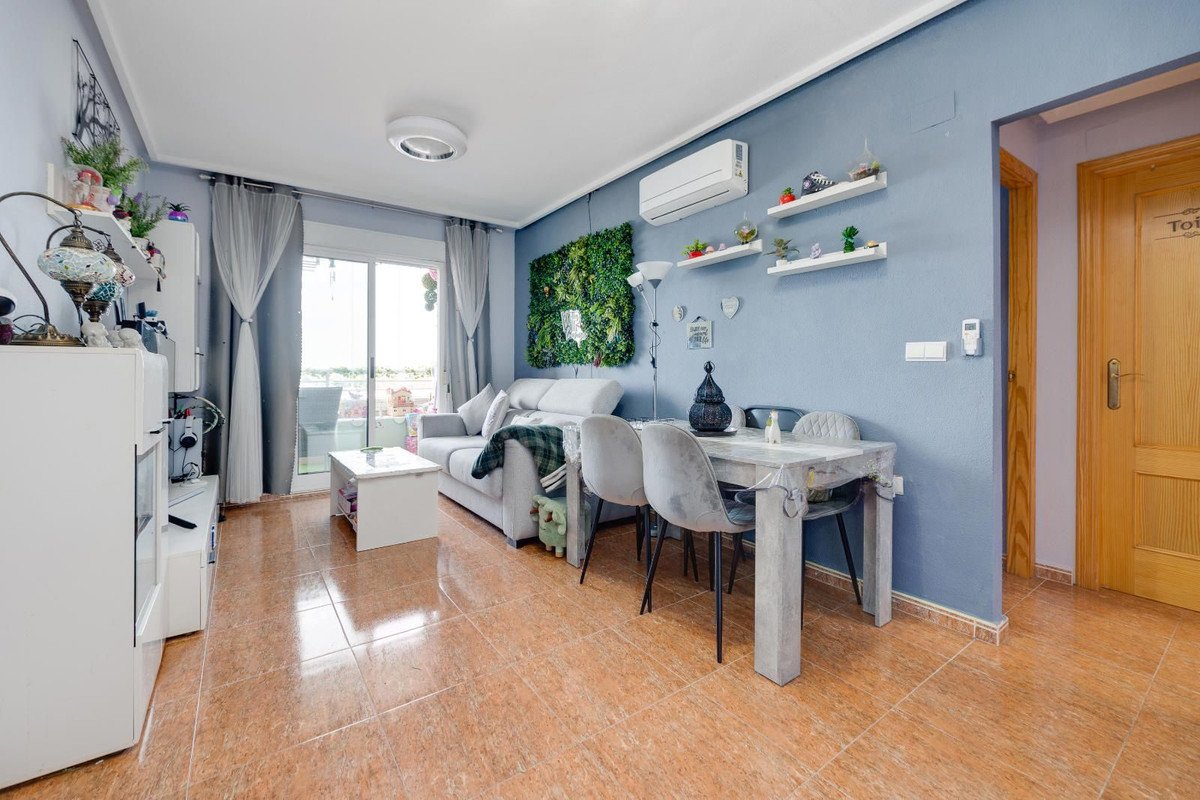 2 Bed Middle Floor Apartment in Torrevieja