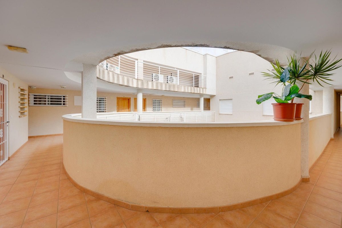 2 Bed Middle Floor Apartment in Torrevieja