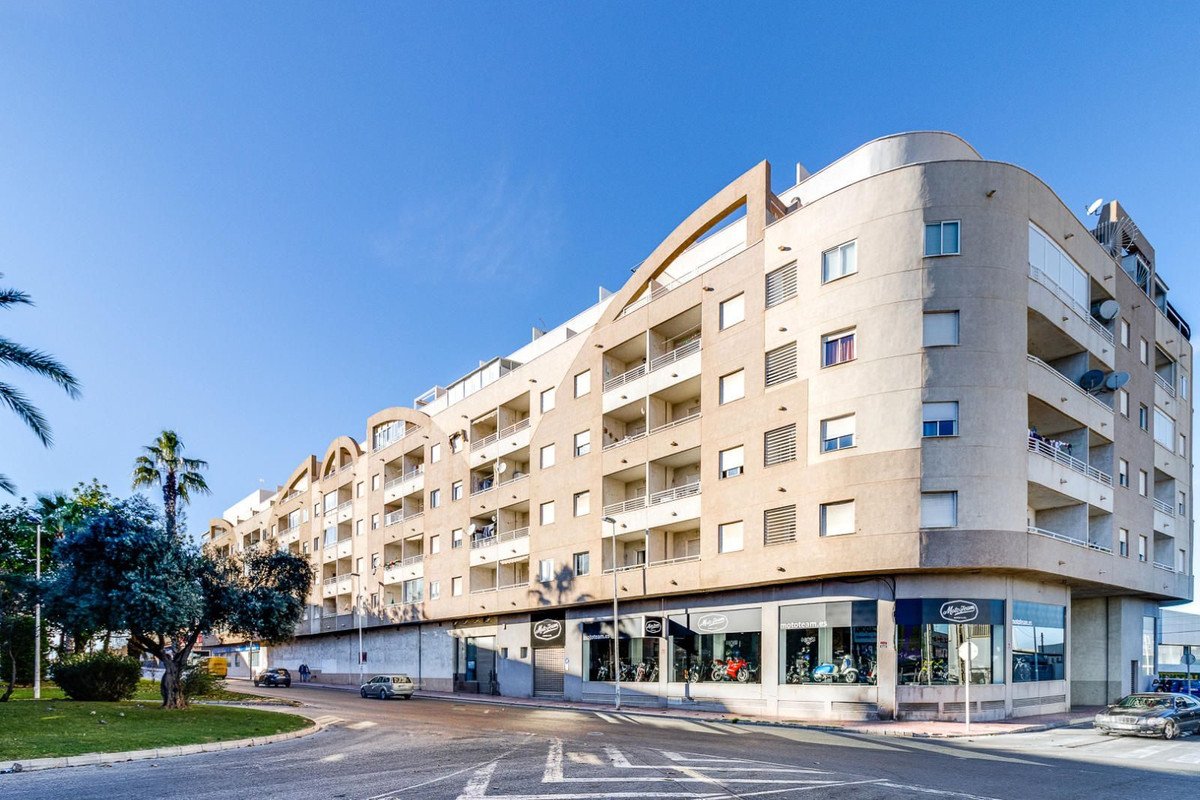 2 Bed Middle Floor Apartment in Torrevieja