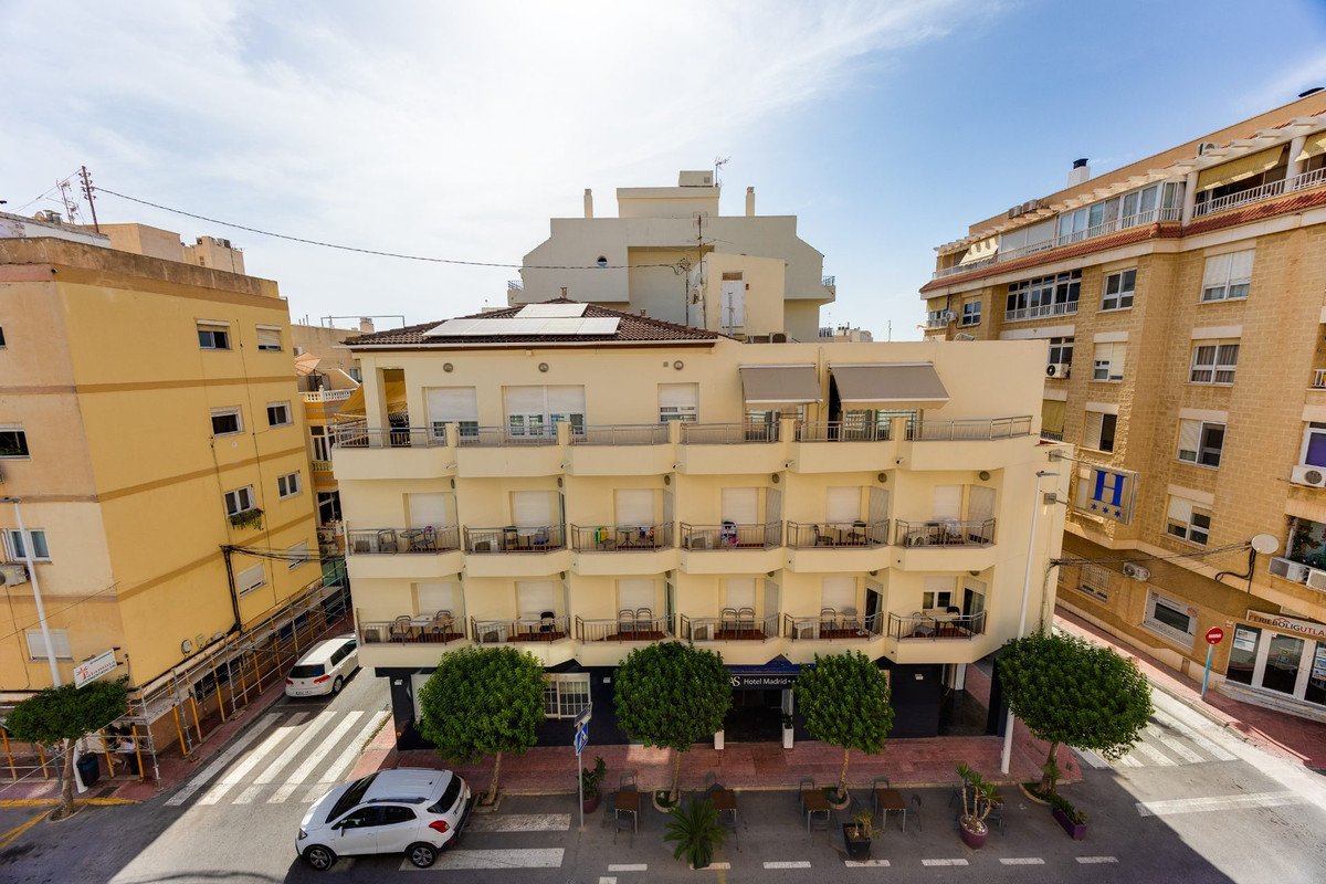 1 Bed Middle Floor Apartment in Parque de las Naciones
