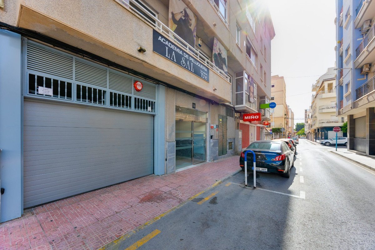 1 Bed Middle Floor Apartment in Parque de las Naciones