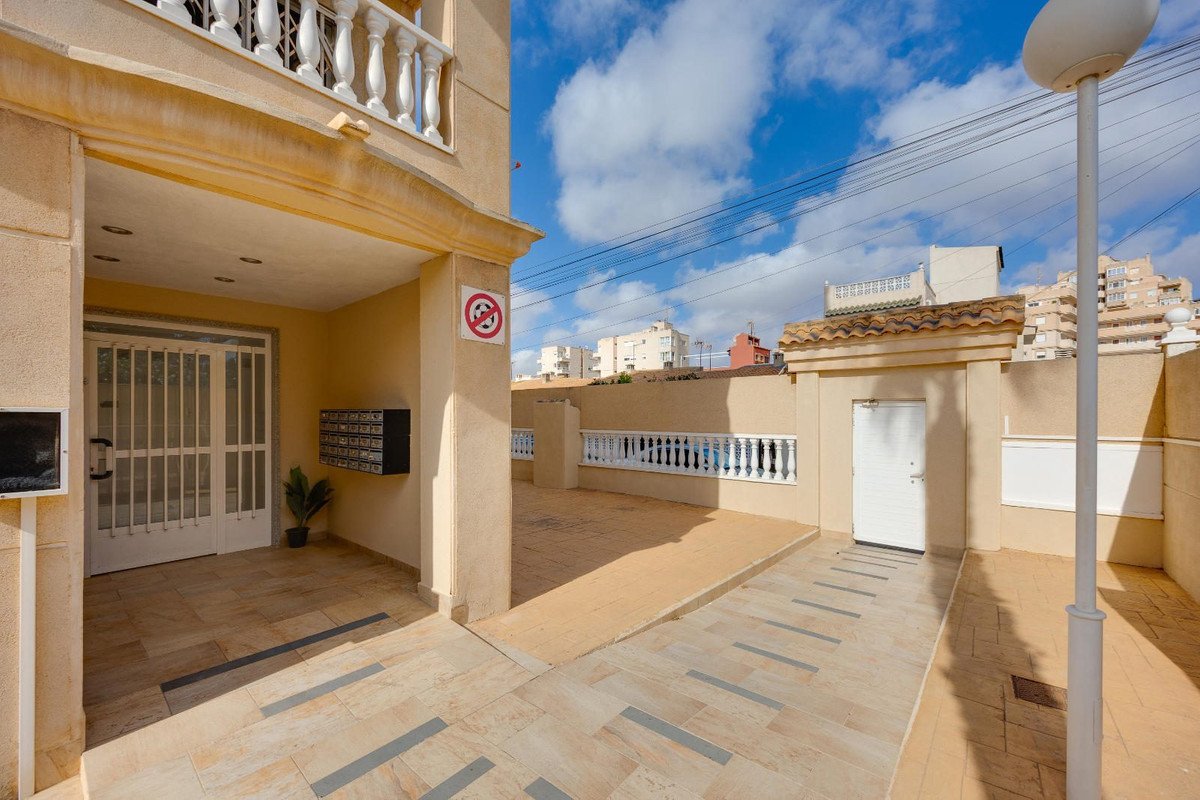 2 Bed Middle Floor Apartment in Torrevieja