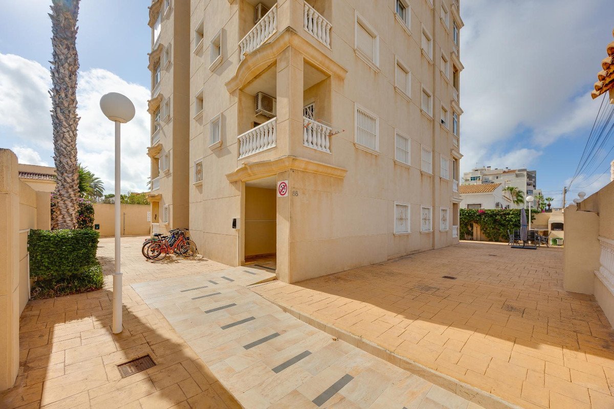 2 Bed Middle Floor Apartment in Torrevieja