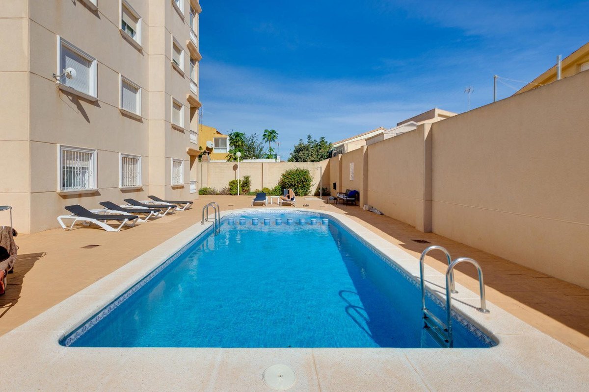 2 Bed Middle Floor Apartment in Torrevieja