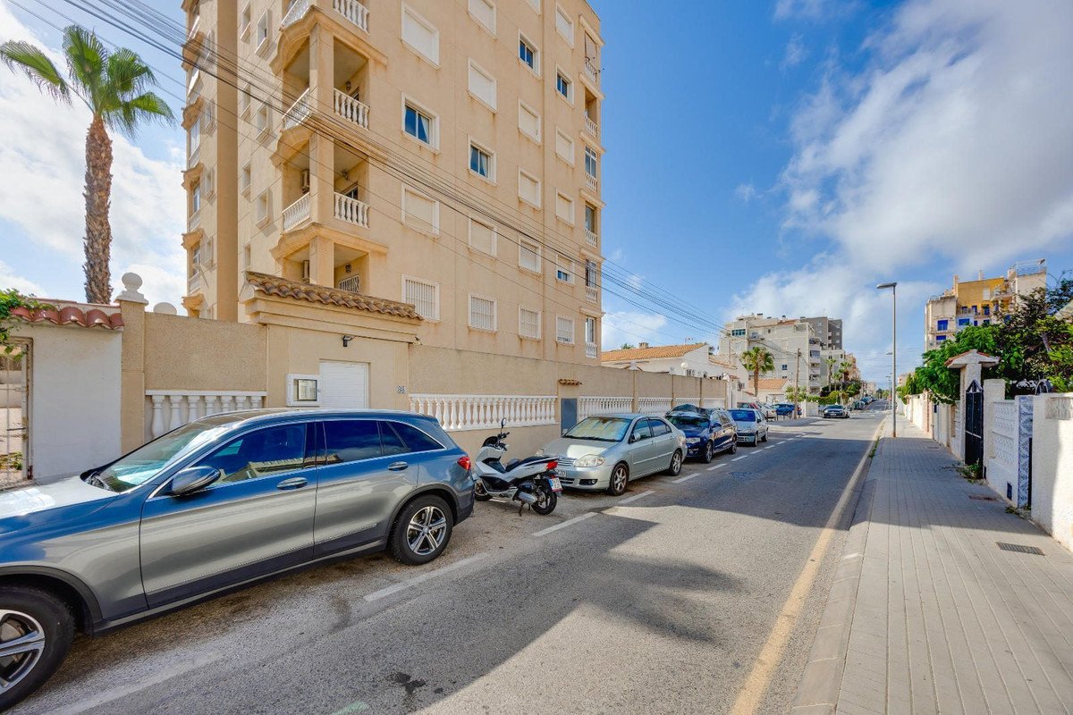 2 Bed Middle Floor Apartment in Torrevieja