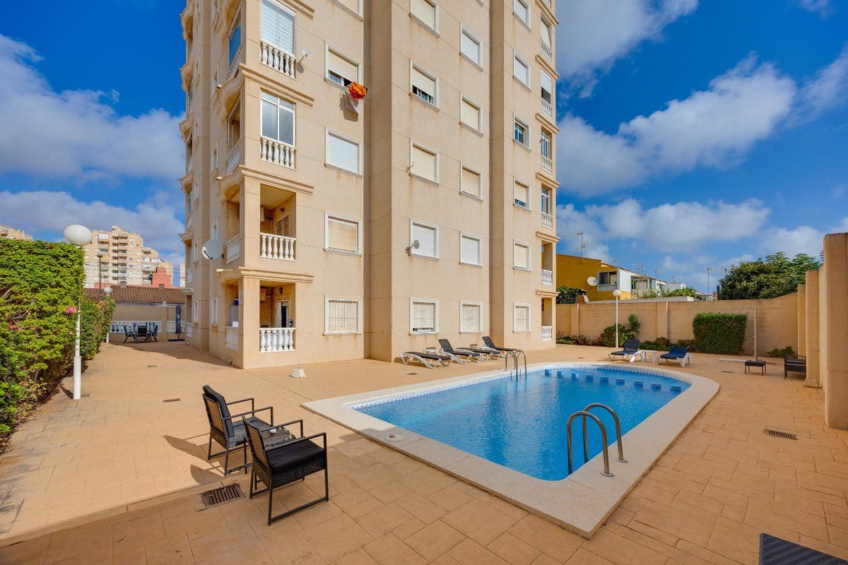 2 Bed Middle Floor Apartment in Torrevieja