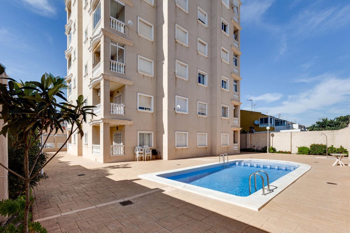 2 Bed Middle Floor Apartment in Torrevieja