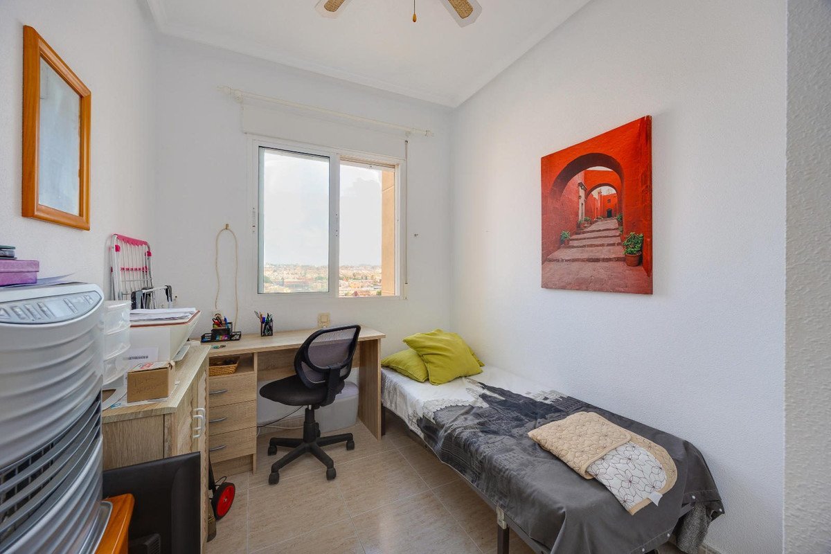 2 Bed Middle Floor Apartment in Torrevieja