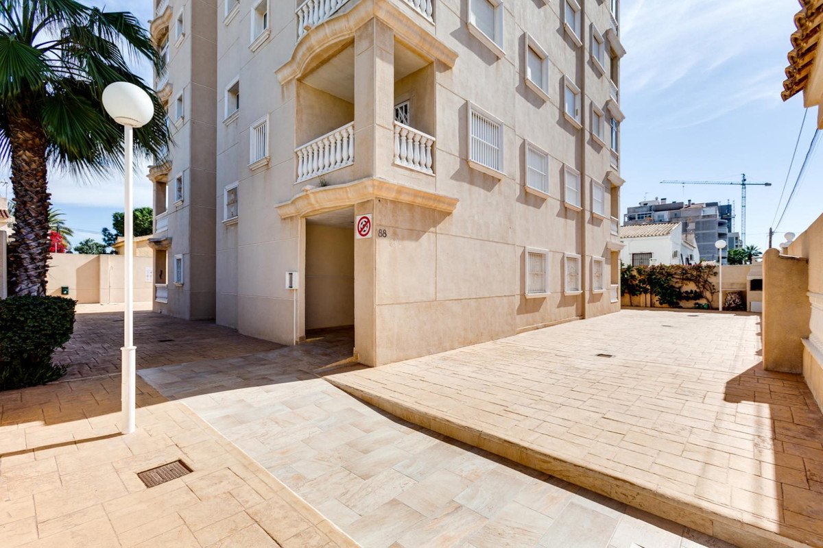 2 Bed Middle Floor Apartment in Torrevieja