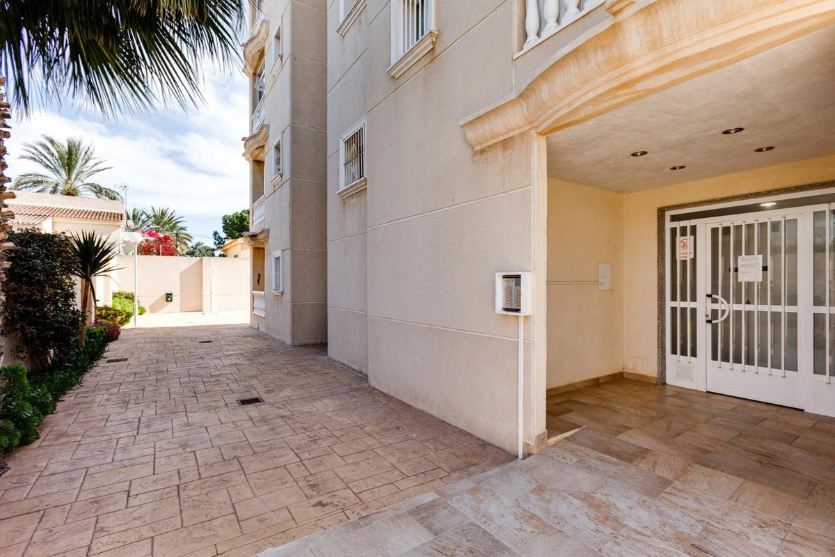 2 Bed Middle Floor Apartment in Torrevieja