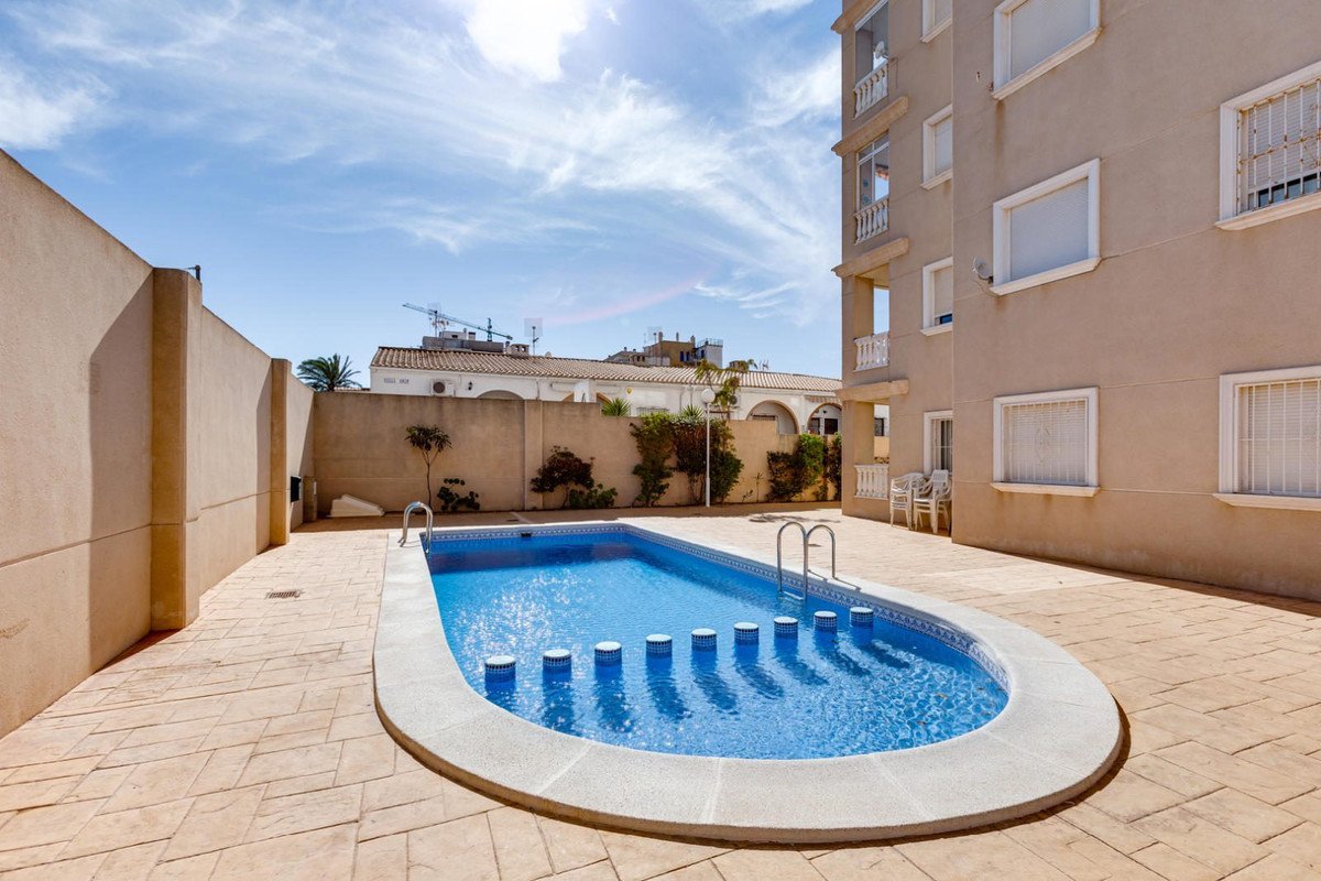 2 Bed Middle Floor Apartment in Torrevieja