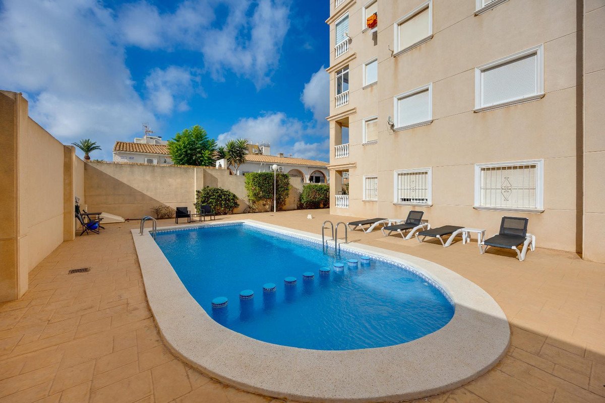2 Bed Middle Floor Apartment in Torrevieja