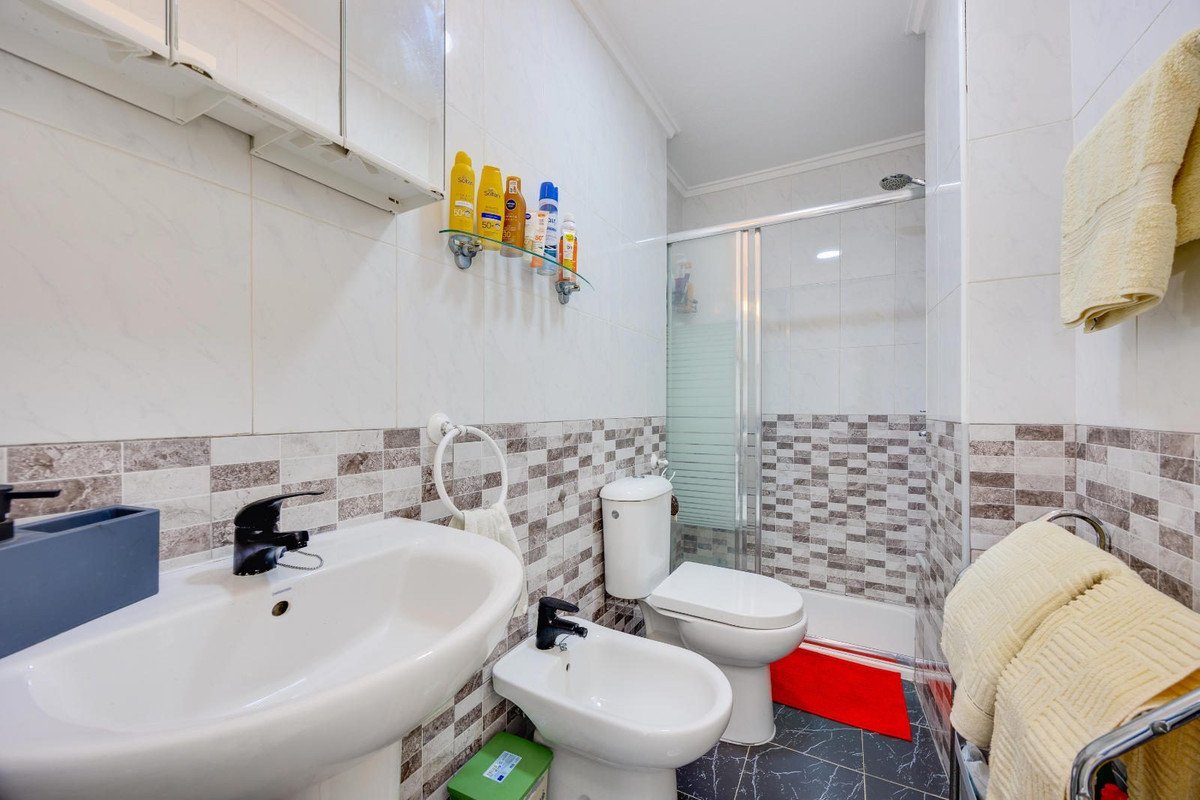 2 Bed Middle Floor Apartment in Torrevieja
