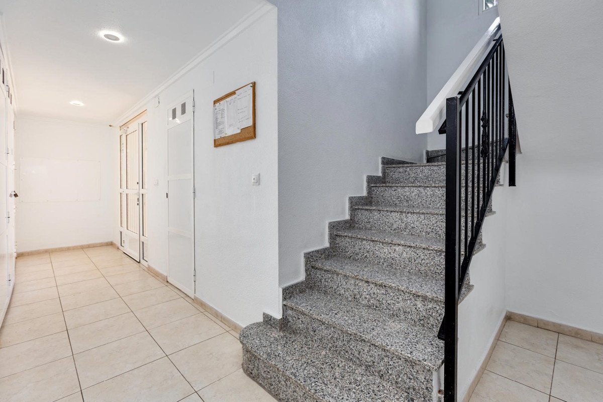 2 Bed Middle Floor Apartment in Torrevieja