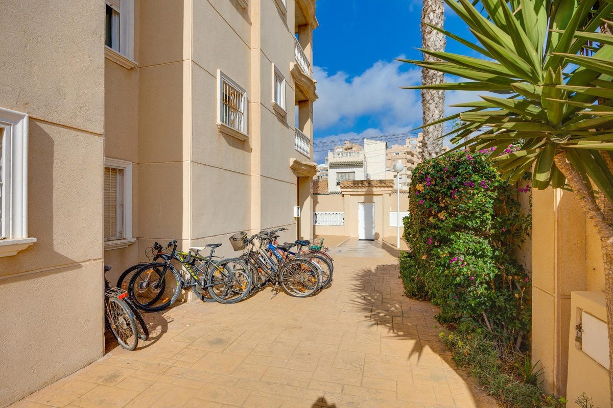 2 Bed Middle Floor Apartment in Torrevieja