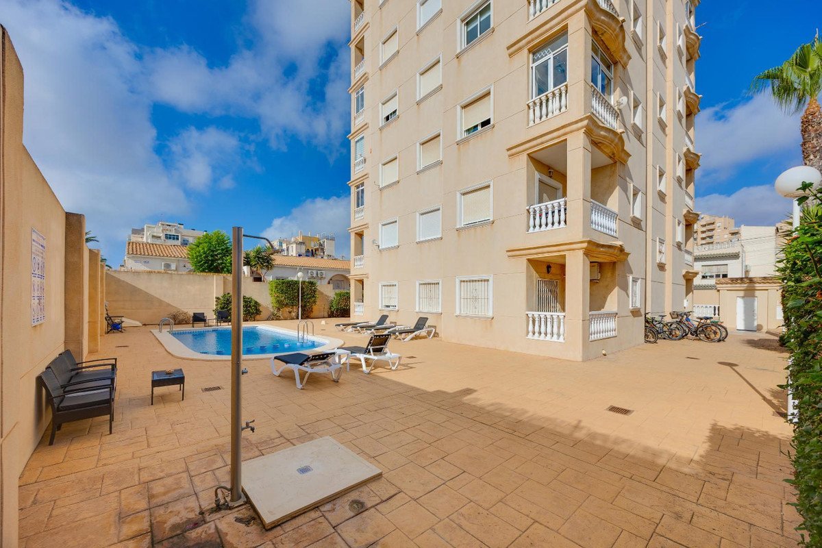 2 Bed Middle Floor Apartment in Torrevieja