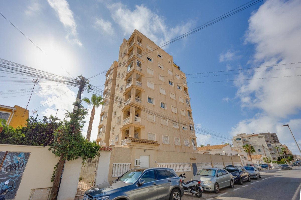 2 Bed Middle Floor Apartment in Torrevieja